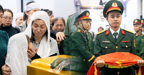 Chiều mưa tiễn đưa Trung tá Trần Văn Tùng về nơi an nghỉ, con gái nhỏ nép bên mẹ: “Mẹ đừng khóc mà…”