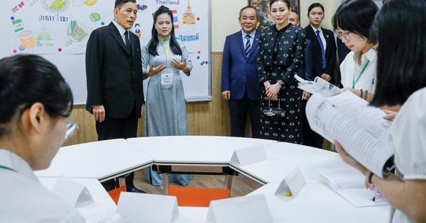 Nhà vua và Hoàng hậu Thái Lan dự lớp học tiếng Thái cùng sinh viên Việt Nam