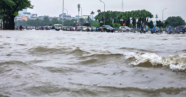 Hà Nội mưa cả đêm không ngớt, loạt tuyến phố ngập úng