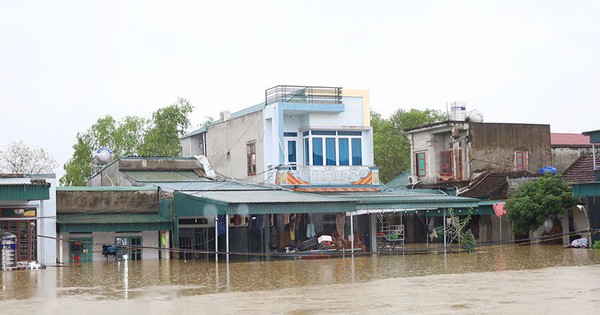 Lũ trên sông Hoàng Long đạt đỉnh, nhiều nhà dân Ninh Bình chìm trong biển nước