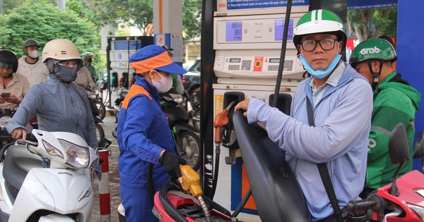 Giá xăng tăng gần 1.400 đồng/lít, dầu diesel tăng gần 1.500 đồng/lít