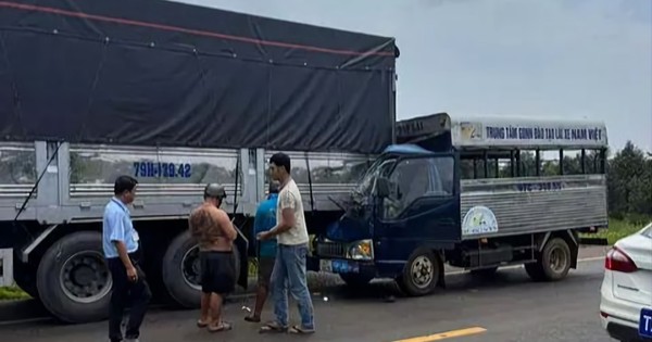 Xe tập lái tông đuôi xe tải, giáo viên dạy lái tử vong
