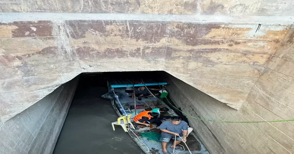 Hà Nội: Cảnh sát cứu 2 người mắc kẹt trong cống Chèm