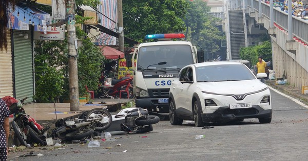 Ô tô 'lùa' 5 xe máy trước quán nhậu ở TP.HCM