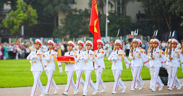 Nghìn người đến Quảng trường Ba Đình từ 4h dự Lễ Thượng cờ ngày Quốc Khánh