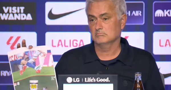Mourinho in ảnh cầu thủ bị phạm lỗi để tố cáo trọng tài bắt trận Atletico vs Real Madrid