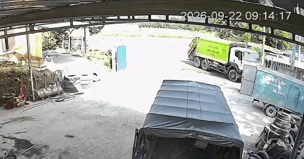 Xe buýt đấu đầu xe vệ sinh môi trường, một lái xe mắc kẹt trong cabin