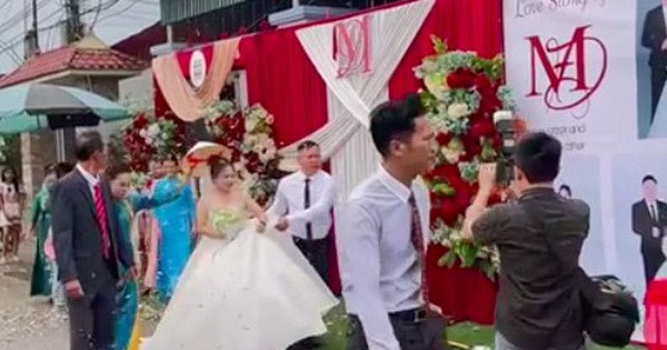 Đám cưới cách nhau 1 bức tường, cô dâu chú rể công khai mối quan hệ khiến cả xóm ngỡ ngàng