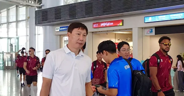 Ông Kim Sang-sik trầm tư trong ngày tuyển Việt Nam lên đường đấu FIFA ASEAN Cup 2026