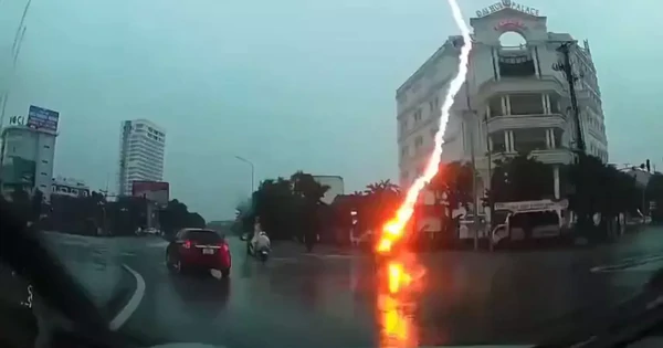 Clip sét tóe lửa đánh trúng người đi xe máy ở Nghệ An