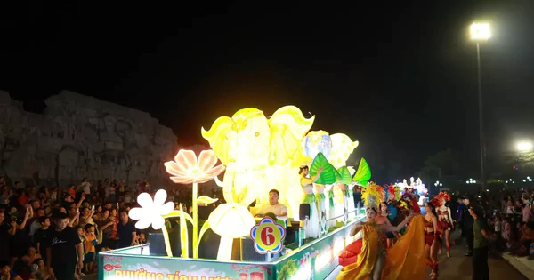 Lãnh đạo phường ở Thái Nguyên nói gì về việc các vũ công rước đèn Trung thu mặc phản cảm?