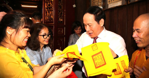 Vạn người xếp hàng chờ nhận ấn thiêng Đền Kiếp Bạc tại lễ hội mùa Thu 2026