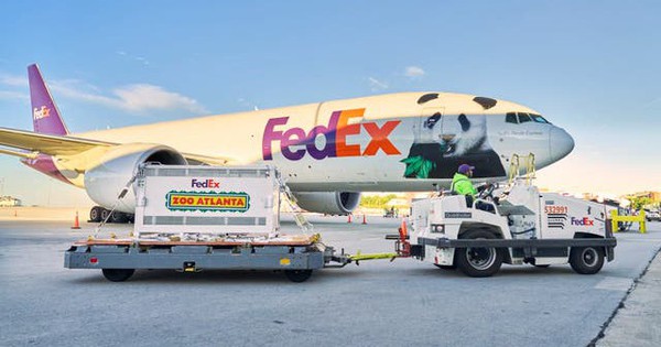 Chiếc máy bay chở quốc bảo của Trung Quốc vừa hạ cánh, cảnh sát vội hộ tống suốt chặng đường 16km