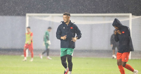 Lê Giang Patrik cười tươi rói, tuyển Việt Nam đội mưa tập luyện chuẩn bị đấu Thái Lan