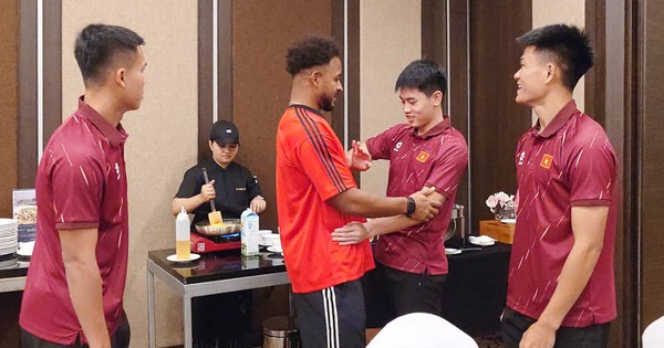 Xuân Son nghẹn ngào chia tay tuyển Việt Nam về nước điều trị chấn thương
