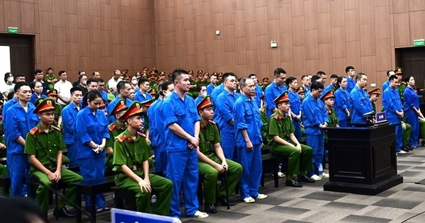 Vợ cựu Viện trưởng khai về tin nhắn 'còn thiếu 4 tờ' khi nhận túi quà hối lộ