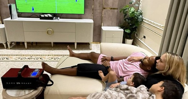 Xuân Son chấn thương trở về nhà cùng vợ con cổ vũ ĐT Việt Nam đấu Thái Lan