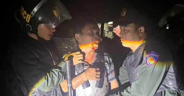 Người đàn ông mặc áo giáp tự chế, dùng dao tấn công hai cán bộ công an