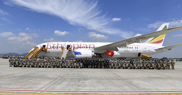 Chiếc Boeing 787 đặc biệt vừa hạ cánh xuống sân bay Nội Bài, đưa một lực lượng Việt Nam trở về sau khi thực hiện nhiệm vụ quốc tế quan trọng: Thượng tướng Nguyễn Trường Thắng ra đón