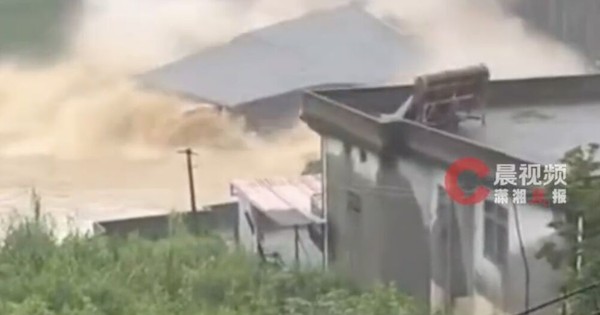 Trung Quốc vẫn lũ lụt: Khoảnh khắc ngôi nhà 3 tầng bị cuốn trôi trong vài giây vì bão Saudel