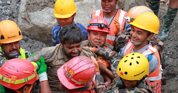 Phép màu: Vỡ oà khoảnh khắc giải cứu 2 công nhân còn sống trong hầm thuỷ điện ở Nepal 9 ngày sau thảm hoạ