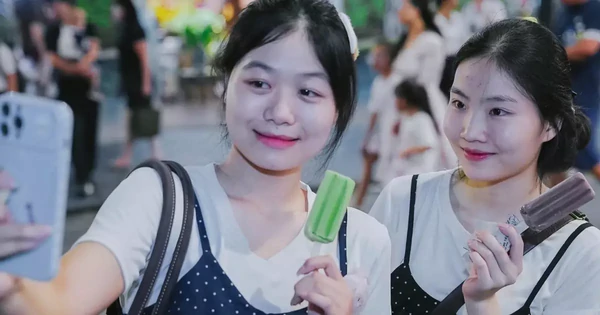 Đổ xô xếp hàng ăn kem Tràng Tiền trước ngày đóng cửa