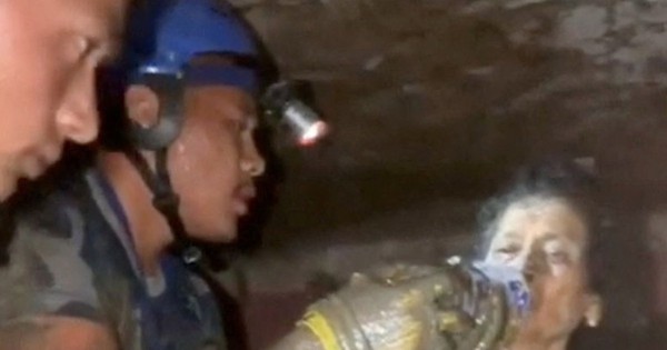 Video: Cận cảnh giải cứu người sống sót sau 10 ngày mắc kẹt dưới lũ bùn ở Nepal