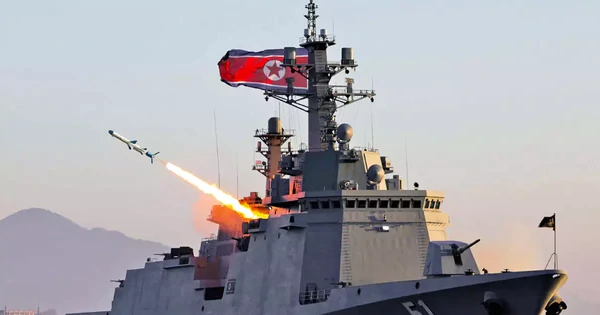 Chủ tịch Kim Jong Un tuyên bố tàu khu trục mới của Triều Tiên có thể tung đòn trả đũa huỷ diệt