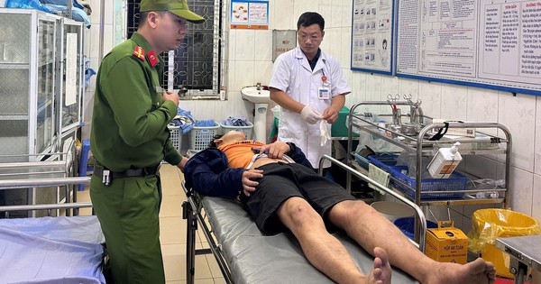 Công an Lào Cai cứu nam thanh niên rơi xuống vực sâu