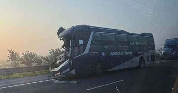 Ô tô khách không giữ khoảng cách tông đuôi xe đầu kéo, 1 người tử vong