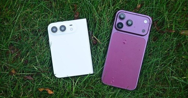 Mô hình iPhone 18 Pro Max đỏ cherry và iPhone Ultra trắng