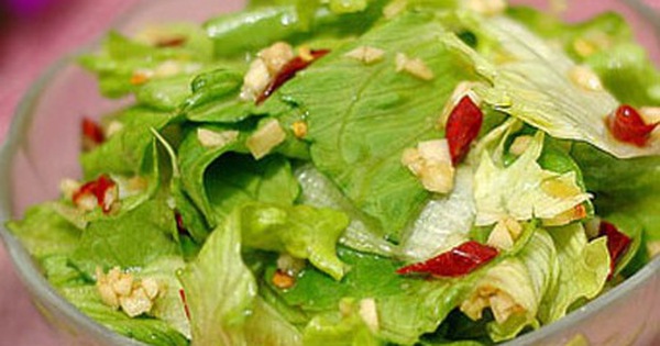 Cách chọn rau diếp tươi ngon để làm salad và cách bảo quản sau khi mua về?
