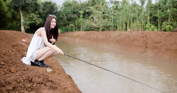 Người mẫu Khánh My diện trang phục sành điệu ngồi câu cá
