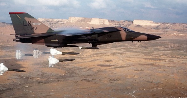 Tìm hiểu "mãnh thú ném bom tầm thấp" F-111 Aardvark của Không quân Mỹ