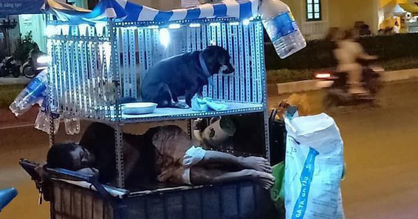 Chiếc xe ve chai trên đường phố Sài Gòn khiến ai đi qua cũng muốn nán lại ngắm nhìn