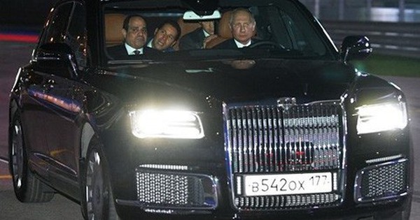 Video: Tổng thống Putin lái xe đưa Tổng thống Ai Cập thăm đường đua F1