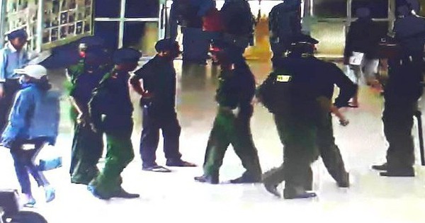 Đưa thai phụ đi cấp cứu rồi cầm dao dọa bác sĩ “làm nhanh cho tôi”