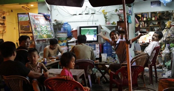 Dân Sài Gòn kéo nhau ra quán cà phê, quán nhậu vừa uống bia vừa xem World Cup 2018