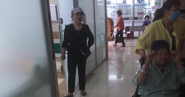 Nhặt được túi có 7 triệu đồng ở bệnh viện, câu nói của bác gái sau khi trả đồ gây nhiều chú ý