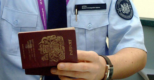 Đây là chi tiết trên tấm ảnh hộ chiếu mà tên tội phạm nào muốn check-in trong tương lai cũng phải dè chừng