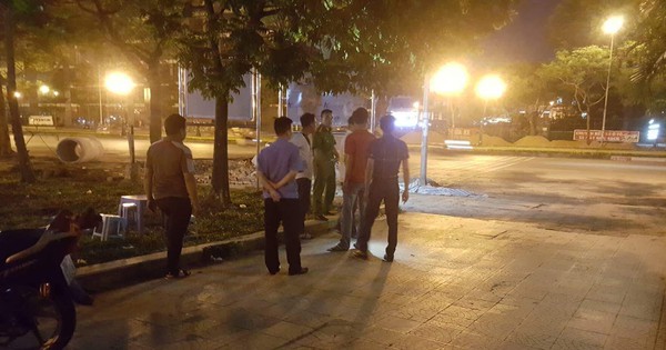 Táo tợn cướp ba lô để ngay cạnh 2 người đang ngồi uống nước gần hồ Văn Quán