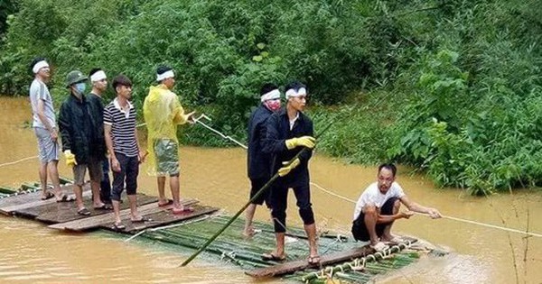 Xót xa hình ảnh ngày mưa lũ, người thân phải dùng bè tre chở thi thể đi chôn cất