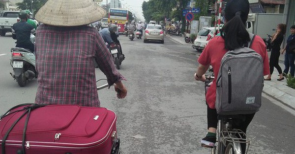 Xúc động hình ảnh 2 mẹ con đạp xe lên phố nhập học: Con dù lớn vẫn là con của mẹ, đi hết đời lòng mẹ vẫn theo con
