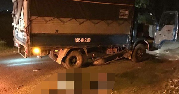 Xe máy bốc cháy dữ dội sau khi đâm xe tải, hai anh em sinh đôi thương vong
