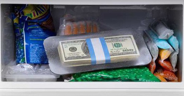Ребенок в морозилке мужское. Деньги в морозилке. Хранение наличных дома. Полный холодильник денег. Где хранить деньги.