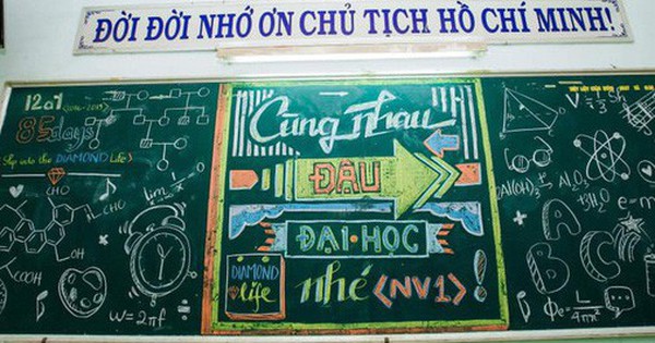 Đỉnh cao sáng tạo vẽ bảng chia tay của học sinh: Không ai nỡ xoá ...