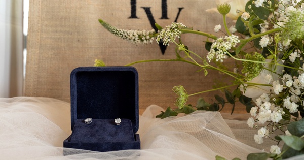 thumbnail - Ngô Thanh Vân đeo đôi bông tai kim cương hơn 10 nghìn đô la trong ngày cưới