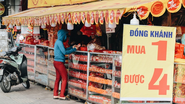 Bánh Trung thu lề đường ở Sài Gòn: Mua 1 tặng 3 nhưng giá bằng 4 cái