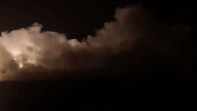 Clip: "Thần pháo" M142 HIMARS và ASTROS II phóng “mưa tên lửa” sáng rực trời Syria