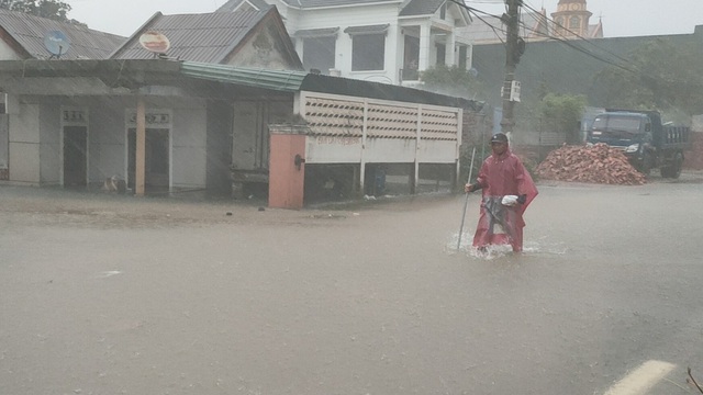 Video: Sau 24h "chôn chân" trong nước ngập, đoàn xe trên QL1A qua thị xã Ba Đồn - Quảng Bình bắt đầu di chuyển được